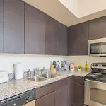 Cozy 2Bd - Central Dt - Gym, Pool, Parking - Sleep 8