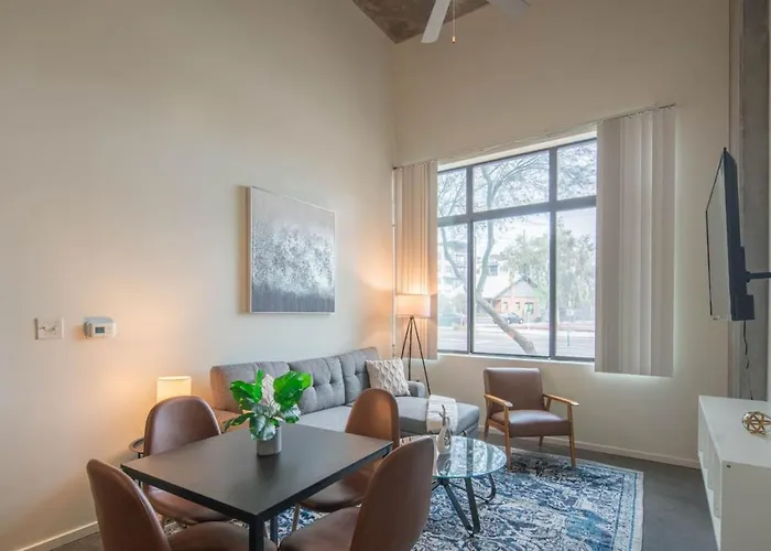 Cozy 2Bd - Central Dt - Gym, Pool, Parking - Sleep 8