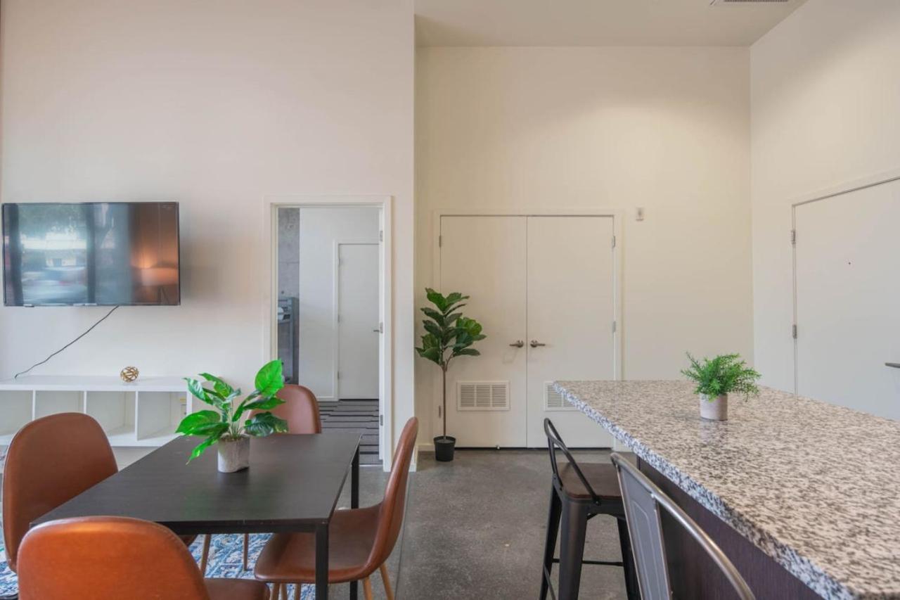 Cozy 2bd - Dt - Gym, Pool, Parking - Sleep 8 *