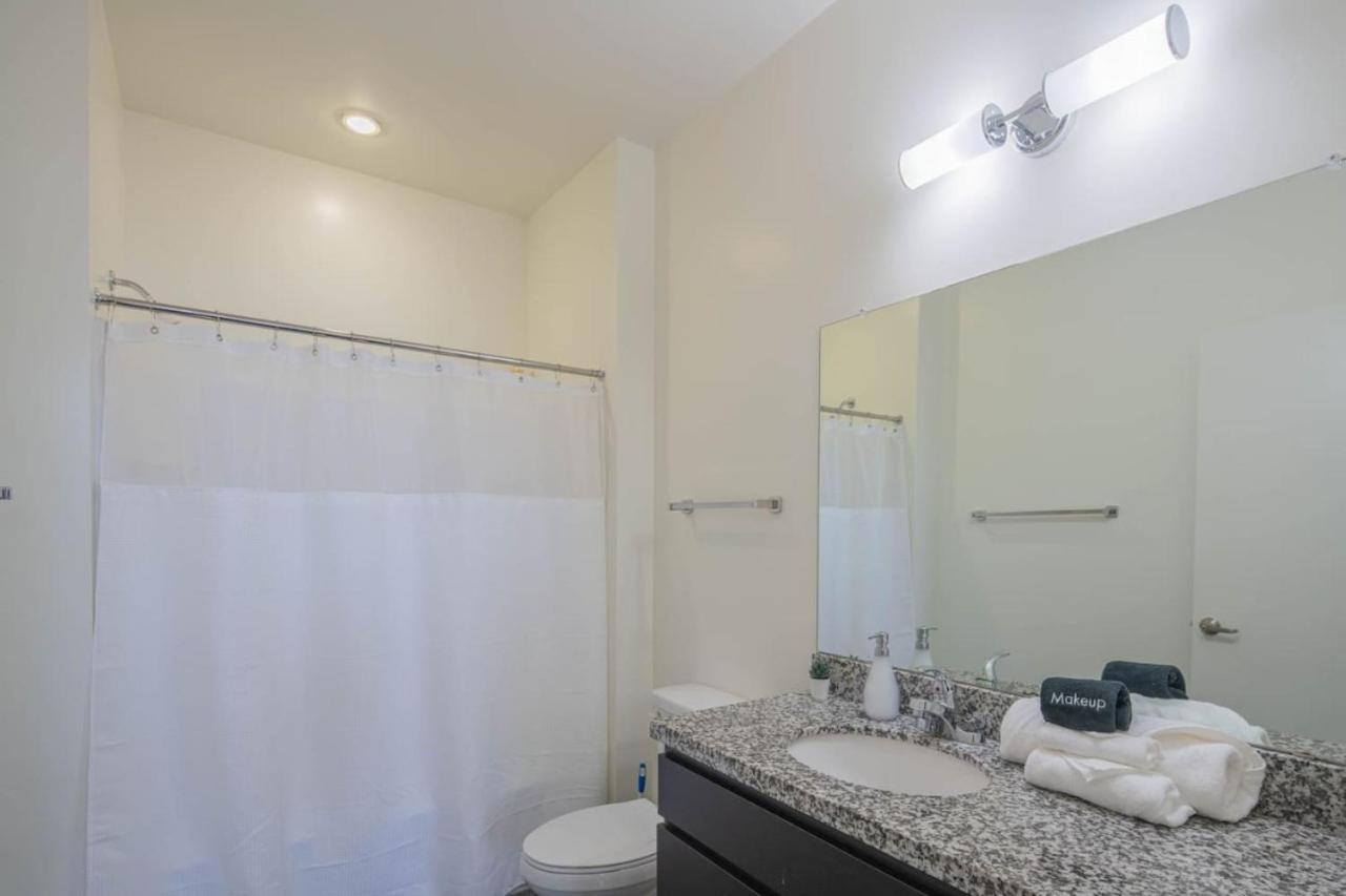 Cozy 2bd - Dt - Gym, Pool, Parking - Sleep 8 *