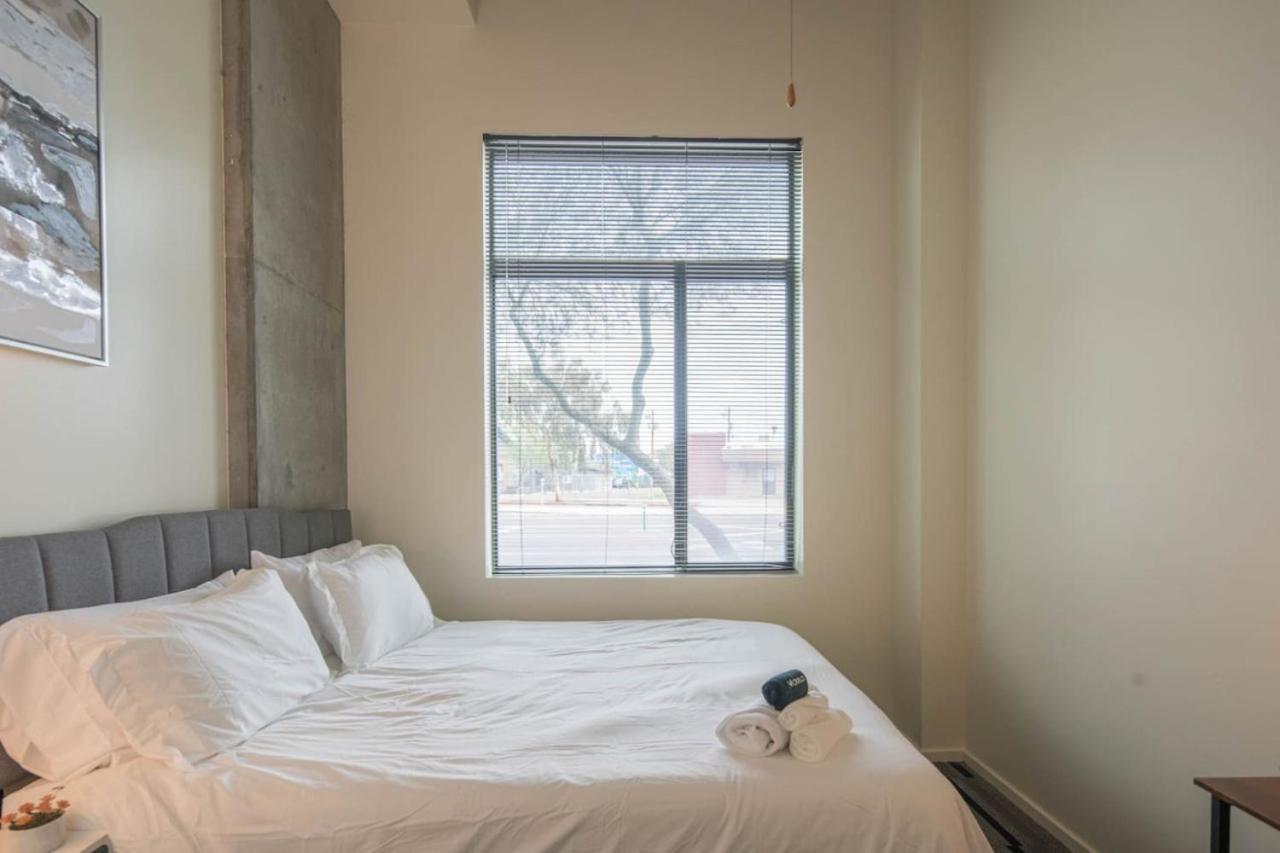 Cozy 2bd - Dt - Gym, Pool, Parking - Sleep 8 Phoenix