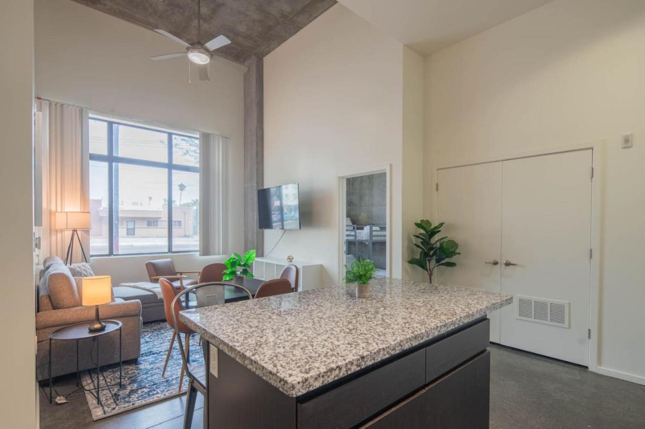 Cozy 2bd - Dt - Gym, Pool, Parking - Sleep 8 Phoenix