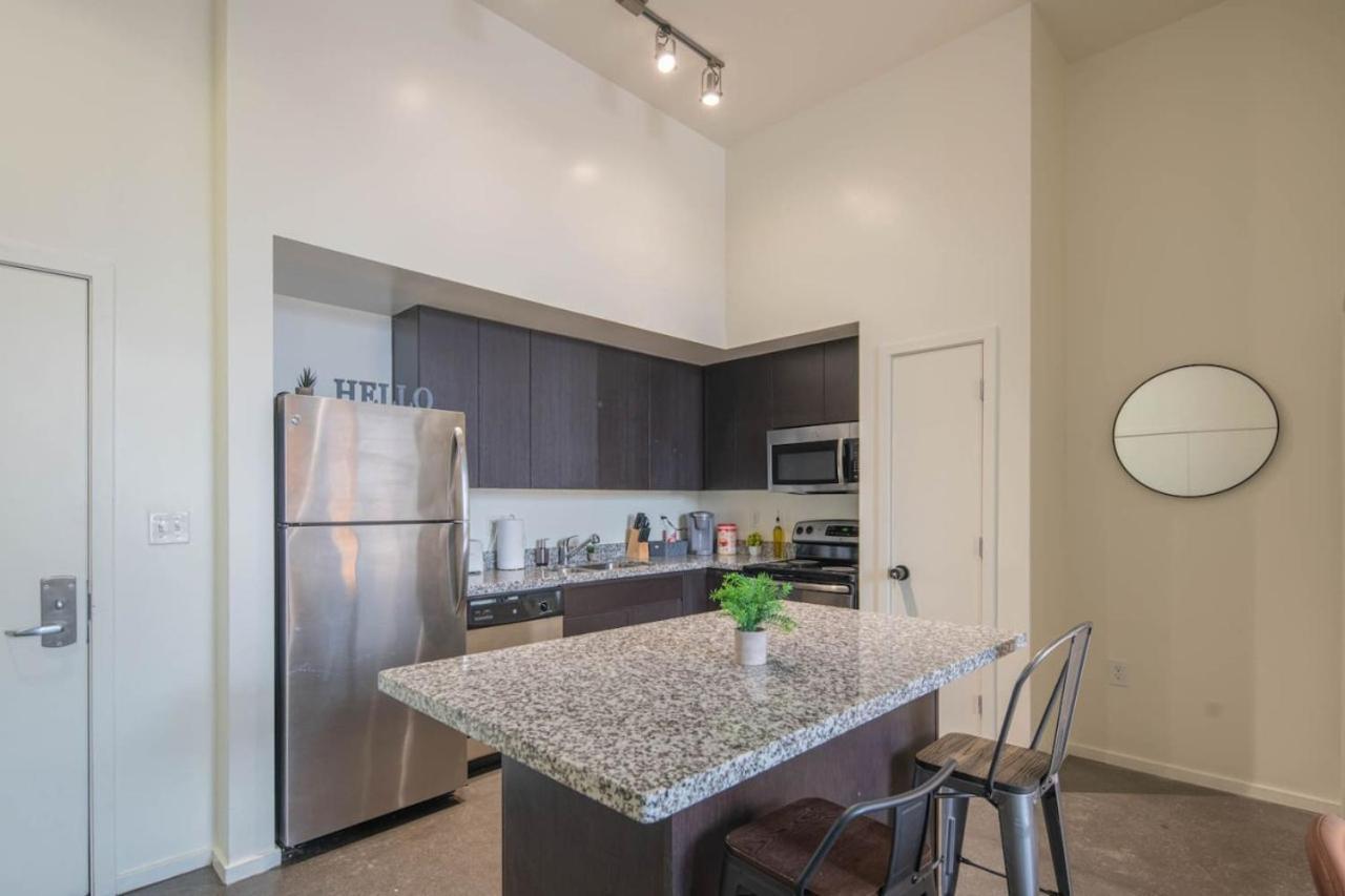 Cozy 2bd - Dt - Gym, Pool, Parking - Sleep 8 *