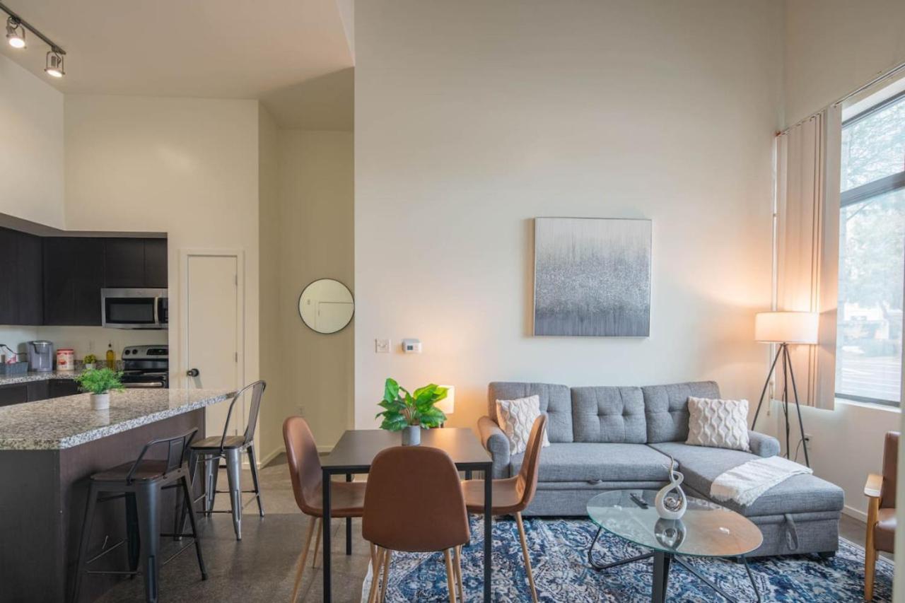 Cozy 2bd - Dt - Gym, Pool, Parking - Sleep 8 *