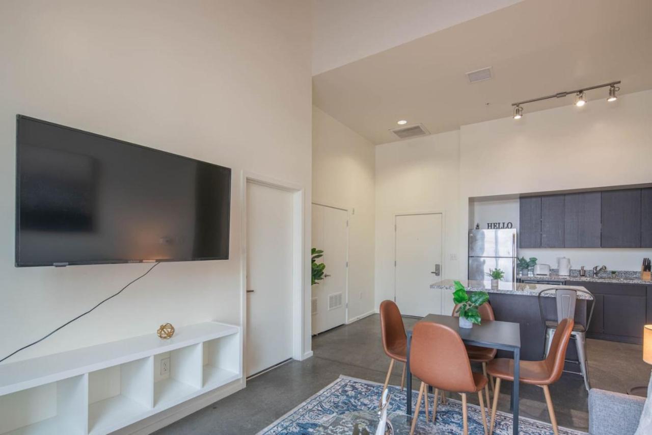 Cozy 2bd - Dt - Gym, Pool, Parking - Sleep 8 Apartemen