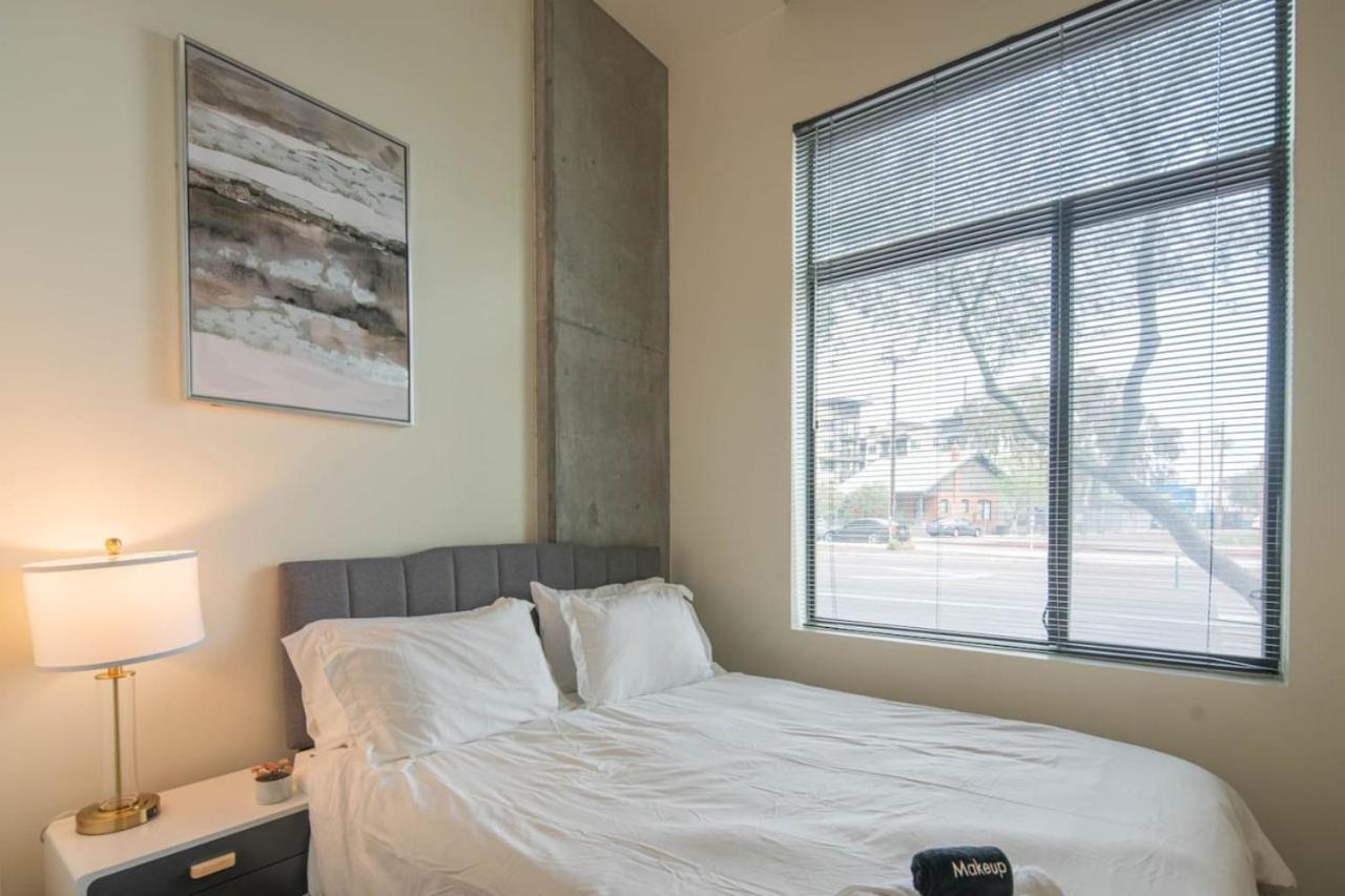 Cozy 2bd - Dt - Gym, Pool, Parking - Sleep 8 *
